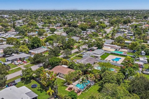 House in Cutler Bay, Florida 4 bedrooms, 134.06 sq.m. № 2278492 - photo 22