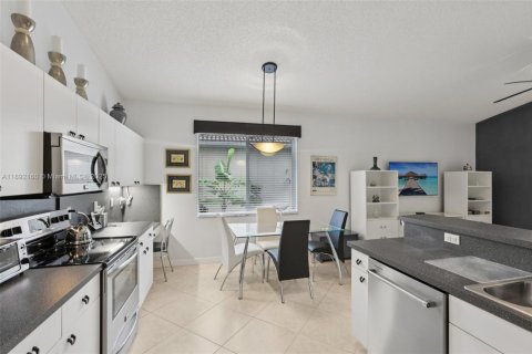 House in Tamarac, Florida 3 bedrooms, 178.19 sq.m. № 1952534 - photo 12