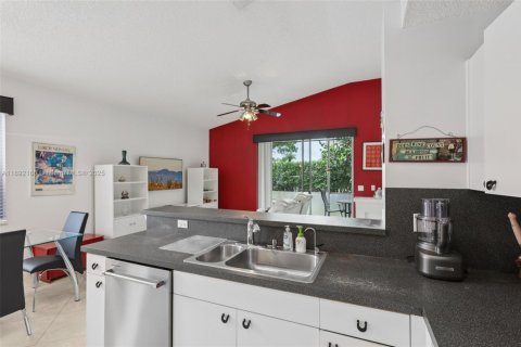 House in Tamarac, Florida 3 bedrooms, 178.19 sq.m. № 1952534 - photo 11