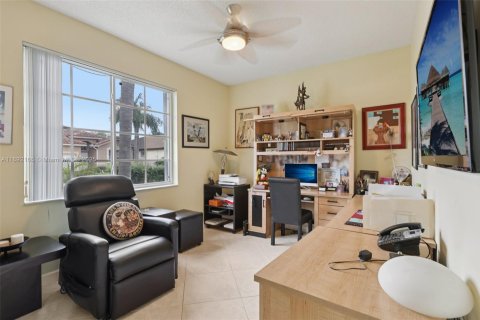 House in Tamarac, Florida 3 bedrooms, 178.19 sq.m. № 1952534 - photo 21