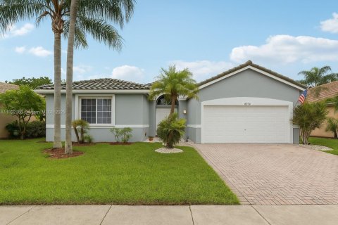 House in Tamarac, Florida 3 bedrooms, 178.19 sq.m. № 1952534 - photo 1