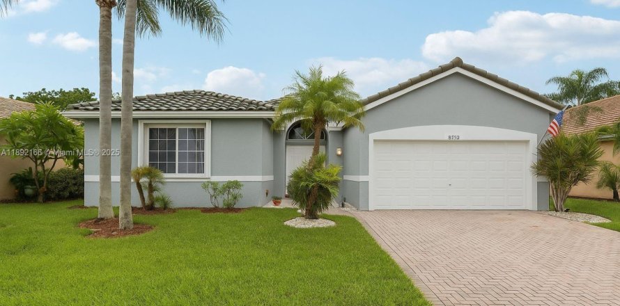 House in Tamarac, Florida 3 bedrooms, 178.19 sq.m. № 1952534