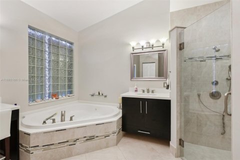 House in Tamarac, Florida 3 bedrooms, 178.19 sq.m. № 1952534 - photo 16
