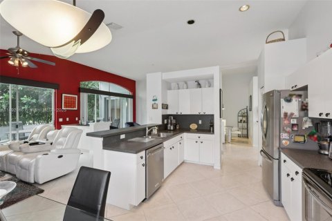 House in Tamarac, Florida 3 bedrooms, 178.19 sq.m. № 1952534 - photo 13