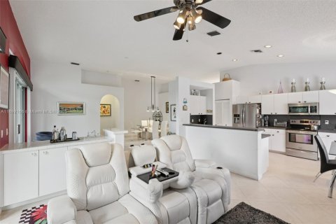 House in Tamarac, Florida 3 bedrooms, 178.19 sq.m. № 1952534 - photo 9