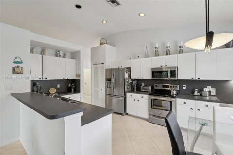 House in Tamarac, Florida 3 bedrooms, 178.19 sq.m. № 1952534 - photo 2