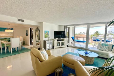 Condo in Fort Lauderdale, Florida, 2 bedrooms № 2387080 - photo 2