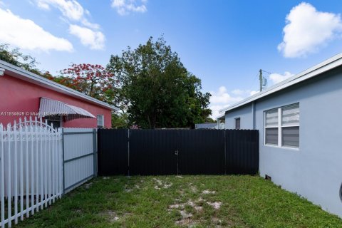 Casa en venta en Miami, Florida, 2 dormitorios, 62.43 m2 № 1880362 - foto 15