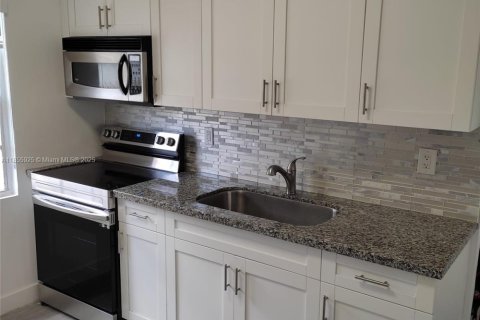 Casa en venta en Miami, Florida, 2 dormitorios, 62.43 m2 № 1880362 - foto 4