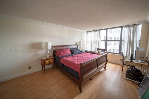 Condo in Hallandale Beach, Florida, 2 bedrooms  № 2082542 - photo 25