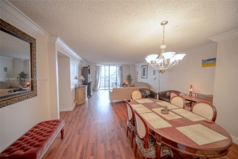 Condo in Hallandale Beach, Florida, 2 bedrooms  № 2082542 - photo 18