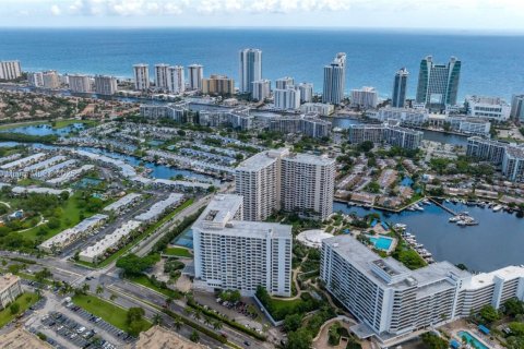 Condo in Hallandale Beach, Florida, 2 bedrooms  № 2082542 - photo 2
