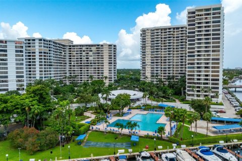 Condo in Hallandale Beach, Florida, 2 bedrooms  № 2082542 - photo 8