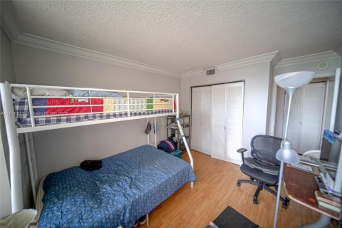Condo in Hallandale Beach, Florida, 2 bedrooms  № 2082542 - photo 24
