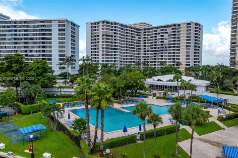 Condo in Hallandale Beach, Florida, 2 bedrooms  № 2082542 - photo 15