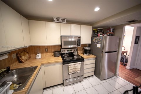 Condo in Hallandale Beach, Florida, 2 bedrooms  № 2082542 - photo 23