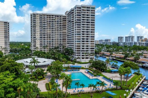 Condo in Hallandale Beach, Florida, 2 bedrooms  № 2082542 - photo 9