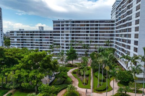Condo in Hallandale Beach, Florida, 2 bedrooms  № 2082542 - photo 13
