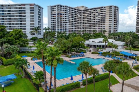 Condo in Hallandale Beach, Florida, 2 bedrooms  № 2082542 - photo 14
