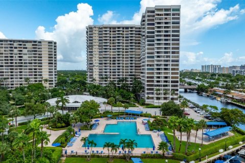 Condo in Hallandale Beach, Florida, 2 bedrooms  № 2082542 - photo 10