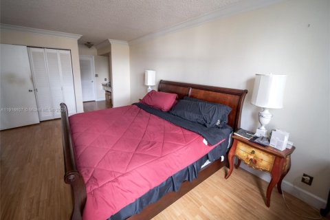 Condo in Hallandale Beach, Florida, 2 bedrooms  № 2082542 - photo 26