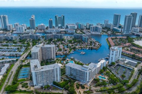 Condo in Hallandale Beach, Florida, 2 bedrooms  № 2082542 - photo 3