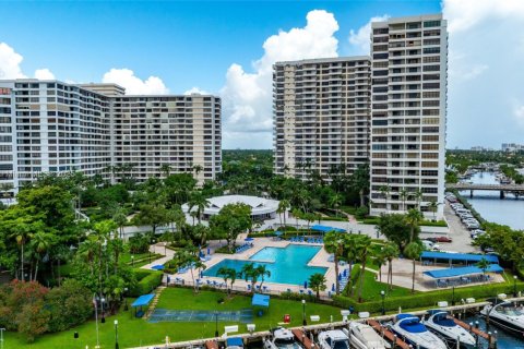 Condo in Hallandale Beach, Florida, 2 bedrooms  № 2082542 - photo 7
