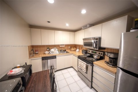 Condo in Hallandale Beach, Florida, 2 bedrooms  № 2082542 - photo 22