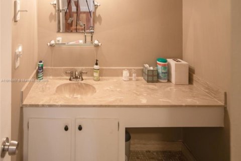 Condo in Hallandale Beach, Florida, 2 bedrooms  № 2082542 - photo 30