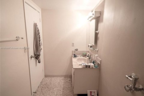 Condo in Hallandale Beach, Florida, 2 bedrooms  № 2082542 - photo 29