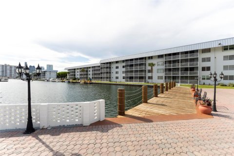 Condominio en alquiler en North Miami Beach, Florida, 2 dormitorios, 100.8 m2 № 1800793 - foto 13