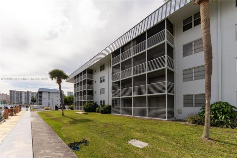 Condominio en alquiler en North Miami Beach, Florida, 2 dormitorios, 100.8 m2 № 1800793 - foto 5
