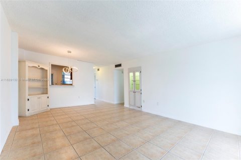 Condominio en alquiler en North Miami Beach, Florida, 2 dormitorios, 100.8 m2 № 1800793 - foto 29