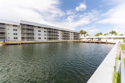 Condominio en alquiler en North Miami Beach, Florida, 2 dormitorios, 100.8 m2 № 1800793 - foto 18