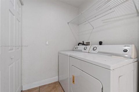 Снять в аренду таунхаус в Мирамар, Флорида 3 спальни, 118.54м2, № 1950193 - фото 21