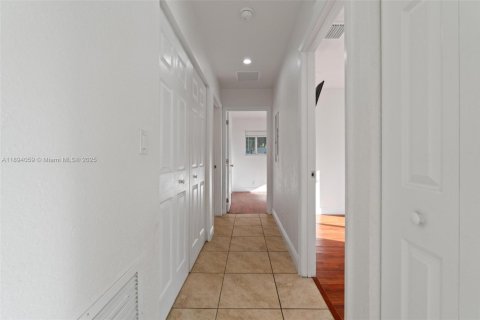 Снять в аренду таунхаус в Мирамар, Флорида 3 спальни, 118.54м2, № 1950193 - фото 20