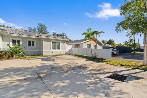 Снять в аренду таунхаус в Мирамар, Флорида 3 спальни, 118.54м2, № 1950193 - фото 2