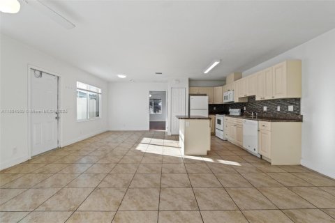 Снять в аренду таунхаус в Мирамар, Флорида 3 спальни, 118.54м2, № 1950193 - фото 9