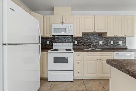 Снять в аренду таунхаус в Мирамар, Флорида 3 спальни, 118.54м2, № 1950193 - фото 12