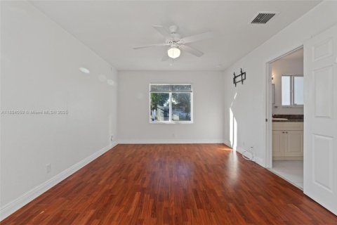 Снять в аренду таунхаус в Мирамар, Флорида 3 спальни, 118.54м2, № 1950193 - фото 14