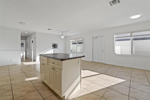 Снять в аренду таунхаус в Мирамар, Флорида 3 спальни, 118.54м2, № 1950193 - фото 13