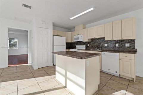 Снять в аренду таунхаус в Мирамар, Флорида 3 спальни, 118.54м2, № 1950193 - фото 10