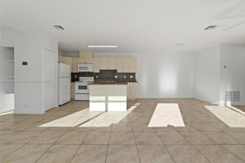 Снять в аренду таунхаус в Мирамар, Флорида 3 спальни, 118.54м2, № 1950193 - фото 7