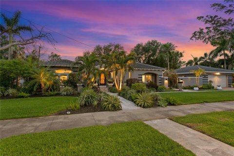 House in Saint Petersburg, Florida 3 bedrooms, 368.73 sq.m. № 1614666 - photo 1