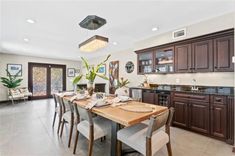 House in Saint Petersburg, Florida 3 bedrooms, 368.73 sq.m. № 1614666 - photo 8