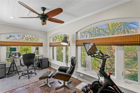 House in Saint Petersburg, Florida 3 bedrooms, 368.73 sq.m. № 1614666 - photo 16