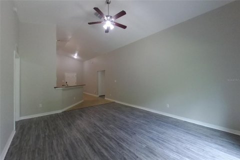 House in Groveland, Florida 3 bedrooms, 139.73 sq.m. № 2383442 - photo 2
