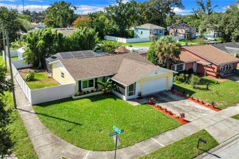House in Tampa, Florida 3 bedrooms, 108.6 sq.m. № 2427547