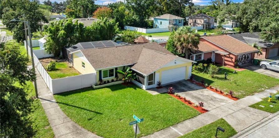 House in Tampa, Florida 3 bedrooms, 108.6 sq.m. № 2427547