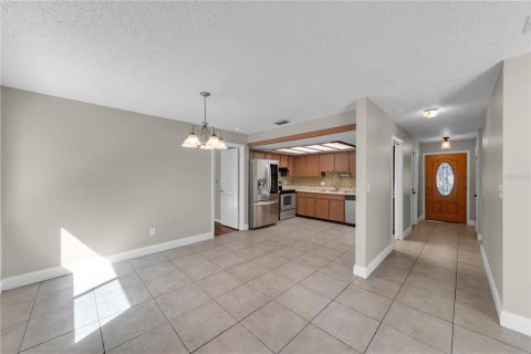 House in Tampa, Florida 3 bedrooms, 108.6 sq.m. № 2427547 - photo 3